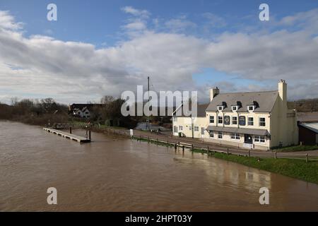 Tirley, Gloucestershire, Großbritannien. 23. Februar 2022. River Severn am Rande der Überschwemmung bei Haw Bridge, Tirley durch das alte Haw Bridge Inn. Kredit: Thousand Word Media Ltd/Alamy Live Nachrichten Stockfoto