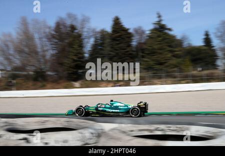 Aston Martin Aramco-Mercedes' Lanze Spaziergang am ersten Tag der Vorsaison-Tests auf dem Circuit de Barcelona-Catalunya, Spanien. Bilddatum: Mittwoch, 23. Februar 2022. Stockfoto