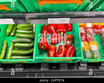 Nahaufnahme von vielen verschiedenen Gemüsesorten auf dem Markt. Tomaten, Gurken, Beutel mit Kartoffeln und Karotten auf dem Gemüsemarkt Stockfoto
