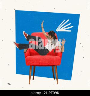 Kreatives Design. Junge schöne Frau in stilvollem Tuch auf vintage roten Stuhl sitzen Stockfoto