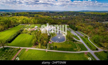 Luftaufnahme einer wunderschönen Landschaft mit einzigartigen Scheunen und Bauernhäusern Wiesen und Felder an einem sonnigen Tag Stockfoto