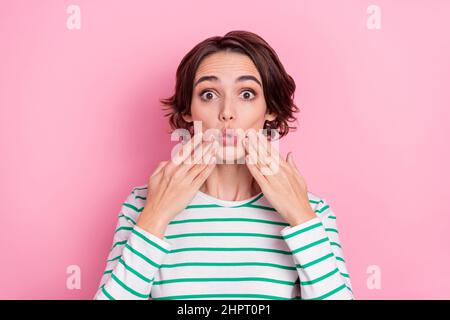 Portrait von attraktiven betäubt besorgt lustige Mädchen Nachrichten Reaktion starrte Augen isoliert über rosa Pastellfarbe Hintergrund Stockfoto