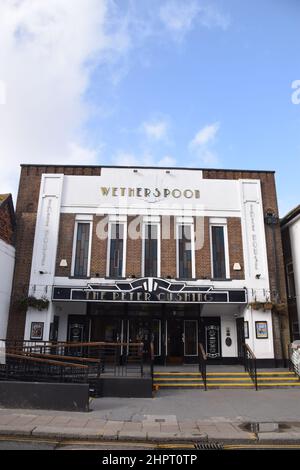 Wetherspoon Pub Whitstable, benannt nach dem lokalen Schauspieler Peter Cushing. Ursprünglich die Oxford Picture Hall, schließlich eine Bingohalle, bevor sie einschloss Stockfoto