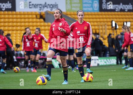 Wolverhampton, Großbritannien. 23rd. Februar 2022. Wolverhampton, England, Februar Spanische Spieler wärmen sich während des Arnold Clark Fußballspiels zwischen Spanien und Kanada im Molineux Stadium in Wolverhampton, England auf Natalie Mincher/SPP Credit: SPP Sport Press Photo. /Alamy Live News Stockfoto