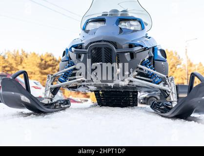 Schneemobil im Winter. Schneemobilfahren im Winter im Norden. Extreme Art von Outdoor-Wintersport. Stockfoto