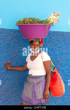 Frau, die eine Schüssel mit Gemüse auf dem Kopf trägt, Espargos, Sal (IIha do Sal), República de Cabo (Kap Verde) Stockfoto