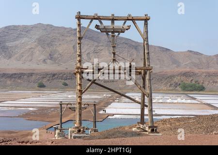 Alte Seilbahn und Salzverdampfungsteiche im Krater, Pedra de Lume, Sal (IIha do Sal), República de Cabo (Kap Verde) Stockfoto