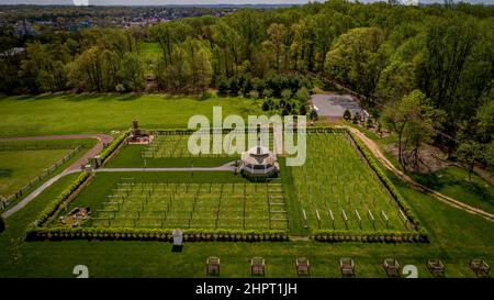 Luftaufnahme eines neuen Orchards auf einem Plüschgelände mit einem Sitzbereich an einem schönen Sommertag Stockfoto