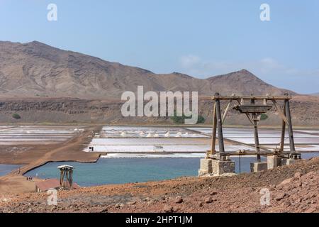 Alte Seilbahn und Salzverdampfungsteiche im Krater, Pedra de Lume, Sal (IIha do Sal), República de Cabo (Kap Verde) Stockfoto