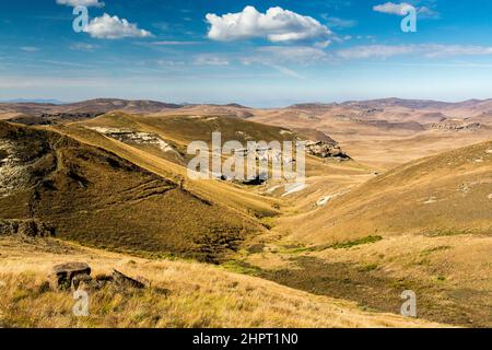 Reise nach Lesotho. Landschaft aus Bergen und grasbewachsenen Hügeln im Sehlabathebe National Park Stockfoto