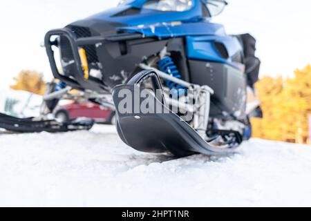 Schneemobil im Winter. Schneemobilfahren im Winter im Norden. Extreme Art von Outdoor-Wintersport. Stockfoto