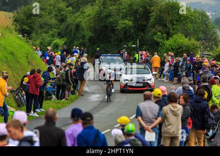 Louverne, Frankreich - 30. Juni 2021: Der belgische Radfahrer Jasper Stuyven vom Trek-Segafredo Team fährt im Regen während der Etappe 5 (Individual Time Tria Stockfoto