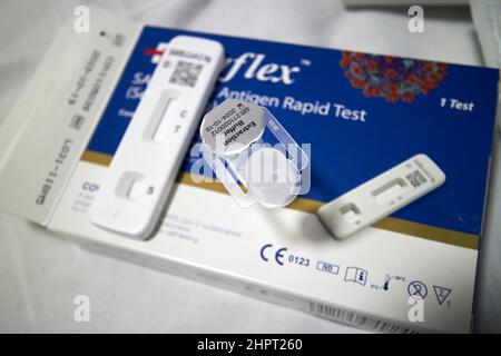 Covid-19-Testkit vor der Abreise, das auf dem Hotelbett für die Reise von nicht geimpften Personen, die nach großbritannien zurückkehren, ausgelegt wurde Stockfoto