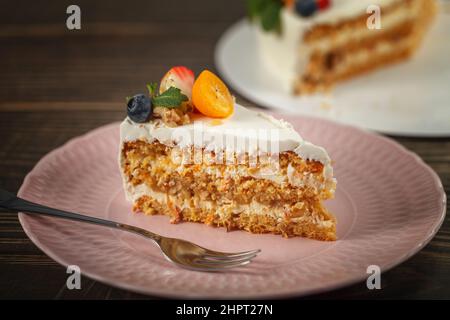 Karotten-Orangenkuchen für Diabetiker, dekoriert mit frischem Obst und Minze Stockfoto