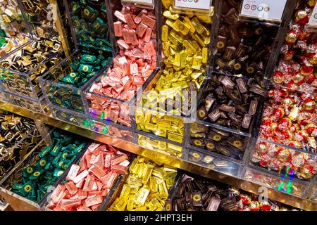 Italienische Gianduja-Schokolade in Folienverpackungen bei Eataly, London, Großbritannien Stockfoto