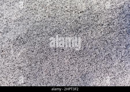 Schwarzer Ruß aus dem Kesselraum auf weißem Schnee. Natürlicher Hintergrund. Schnee gemischt mit Kohleroß, schlechte Ökologie. Umweltverschmutzung Stockfoto
