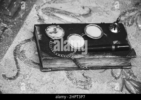 Altes Vintage Tagebuch Buch auf Marmortisch. Historisches Foto in Schwarzweiß. Stockfoto