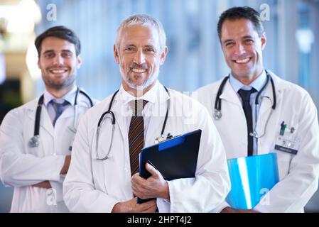 Deine Superhelden im Alltag. Ein medizinisches Team, das im Krankenhausflur steht. Stockfoto
