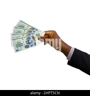 Schwarze Hand mit Anzug, der 3D-gerenderte Zimbabwsche Dollarnoten hält, isoliert auf weißem Hintergrund Stockfoto