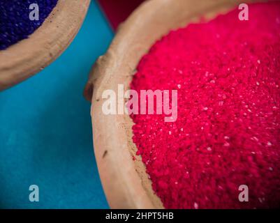 Bunte Pulver für holi oder dol auf Tontöpfen anlässlich des indischen Festival der Farben. Happy holi Thema vor mehrfarbigen Hintergrund geschossen Stockfoto