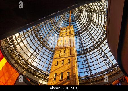 Melbourne, Victoria, Australien - Melbourne Central Shopping Centre by Kisho Kurokawa - Coop's Shot Tower und Glaskuppel Stockfoto