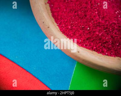 Bunte Pulver für holi oder dol auf Tontöpfen anlässlich des indischen Festival der Farben. Happy holi Thema vor mehrfarbigen Hintergrund geschossen Stockfoto