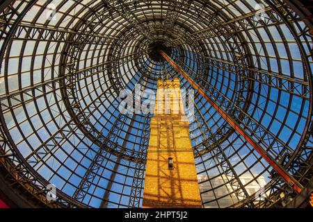 Melbourne, Victoria, Australien - Melbourne Central Shopping Centre by Kisho Kurokawa - Coop's Shot Tower und Glaskuppel Stockfoto