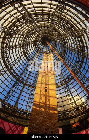 Melbourne, Victoria, Australien - Melbourne Central Shopping Centre by Kisho Kurokawa - Coop's Shot Tower und Glaskuppel Stockfoto