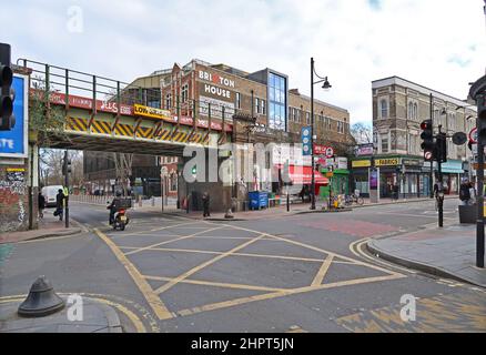 Brixton, London, Großbritannien. Die belebte Kreuzung von Coldharbour Lane und Atlantic Road zeigt die Eisenbahnbrücke, Geschäfte und das neue Brixton House-Gebäude. Stockfoto