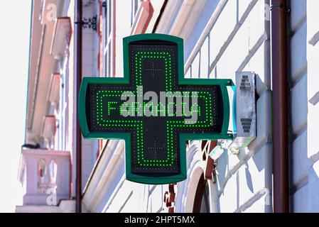 Grünes Kreuz Apotheke Schild, geführt ligth, auf italienische Farmacia Stockfoto