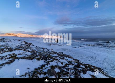 Blick von der Halbinsel Dyrholaey in Richtung Reynisfjara Black Sand Beach, südöstlich von Island Stockfoto