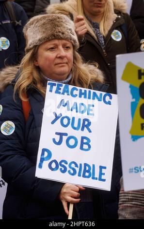 London, Großbritannien. 23rd. Februar 2022. Lehrer streiken auf dem Parliament Square über Änderungen am Teachers Pension Scheme (TPS). Lehrer an 23 der UKÕs top girlsÕ Privatschulen streiken zum ersten Mal in der Geschichte in einem Streit um Renten. Die EU hat gesagt, dass ein Ausstieg aus dem Programm die betroffenen Lehrer im Durchschnitt um 20 % schlechter machen würde als ihre jährlichen Rentenzahlungen. Mehr als 1.500 Mitarbeiter streiken, organisiert von der Nationalen Bildungsunion. Kredit: Mark Thomas/Alamy Live Nachrichten Stockfoto