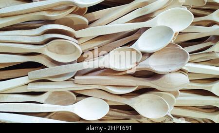 Küchengeräte aus Holz und Löffel aus Holz. Organische Werkzeuge Stockfoto