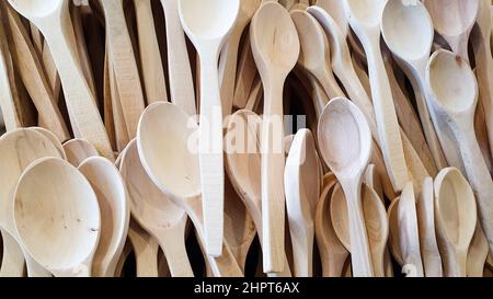 Küchengeräte aus Holz und Löffel aus Holz. Organische Werkzeuge Stockfoto