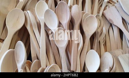 Küchengeräte aus Holz und Löffel aus Holz. Organische Werkzeuge Stockfoto