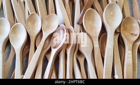 Küchengeräte aus Holz und Löffel aus Holz. Organische Werkzeuge Stockfoto