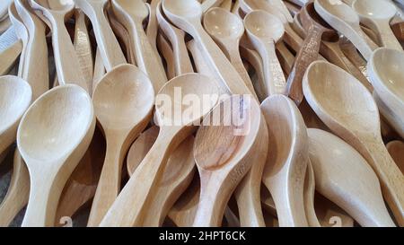 Küchengeräte aus Holz und Löffel aus Holz. Organische Werkzeuge Stockfoto