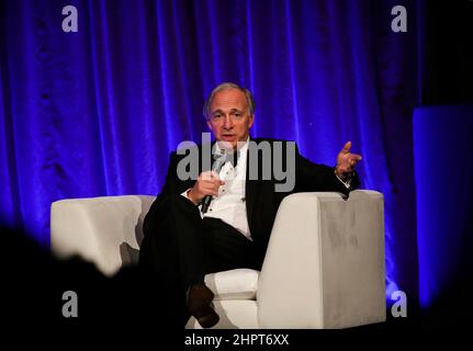 New York, USA. 23rd. Februar 2022. Ray Dalio, Gründer von Bridgewater Associates, spricht während der jährlichen Neujahrsgala der China General Chamber of Commerce-USA (CGCC-USA) in New York, USA, am 22. Februar. 2022. ZUM THEMA: 'World Insights: USA, chinesische Volkswirtschaften in hohem Maße voneinander abhängig, Win-Win-Kooperation nur die richtige Wahl' Quelle: Wang Ying/Xinhua/Alamy Live News Stockfoto