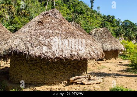 Indigene Kogi-Stammeshütten in der Nähe der Lost City/Ciudad Perdida in Kolumbien Stockfoto