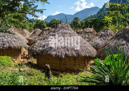 Indigene Kogi-Stammeshütten in der Nähe der Lost City/Ciudad Perdida in Kolumbien Stockfoto