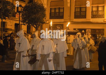 Karwoche Prozession von Zamora, Spanien in der Nacht des Heiligen Montags der Bußbruderschaft des Heiligen Christus des guten Todes. Stockfoto