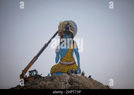 Kathmandu, Nepal. 23rd. Februar 2022. Die nepalesische Armee bereitet ein Idol von Lord Shiva für das bevorstehende Maha Shivaratri-Festival in Kathmandu, Nepal, am 23. Februar 2022 vor. Quelle: Sulav Shrestha/Xinhua/Alamy Live News Stockfoto