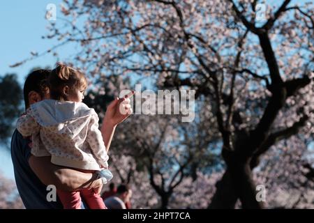 Madrid, Spanien. 22nd. Februar 2022. Touristen besuchen einen Park in Madrid, Spanien, 22. Februar 2022. Quelle: Meng Dingbo/Xinhua/Alamy Live News Stockfoto