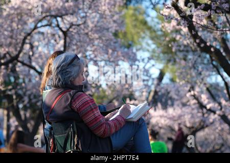 Madrid, Spanien. 22nd. Februar 2022. Eine Frau zieht in einem Park in Madrid, Spanien, 22. Februar 2022. Quelle: Meng Dingbo/Xinhua/Alamy Live News Stockfoto