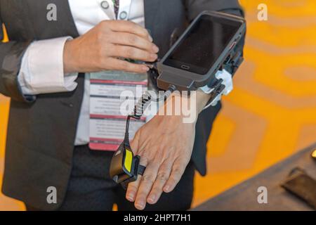 Tragbarer Intelligenter Computer Mit Ring Barcode Scanner Business Stockfoto