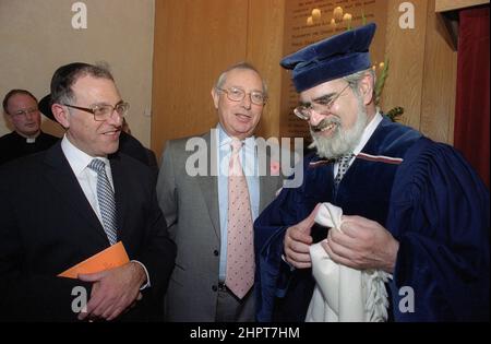 Der Oberrabbiner Jonathan Sacks war Ehrengast bei der Feier des 25th. Jahrestages der hebräischen Kongregation Solihull. Bei seinem Besuch traf er Kinder im Salon einer Familie aus der Gemeinde. Informell spricht er mit jungen jüdischen Kindern über ihre Arbeit im Cheder (Klassenzimmer) der Synagoge, blickt Gemeindepfarr Rabbi Yehuda Pink hin. Er sprach während eines Gedenkgottesdienstes am 27th. Oktober 2002.der Bürgermeister von Solihull Cllr. Kate Wild war dabei und erhielt einen Strauß von der Cheder-Schülerin, 13 Jahre alt, Zipporah Gershon Stockfoto