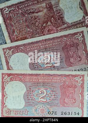 02 13 2022 Vintage Indian Alte zwei Rupien Währungsnote. Die indische 2 Rupie Note, Studio Schuss Lokgram Kalyan Maharashtra Indien. Stockfoto