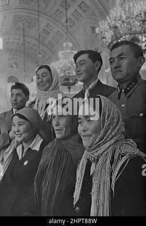 Vintage-Foto der Abgeordneten des Obersten Sowjets im Kreml. Moskau. UdSSR (Union der Sozialistischen Sowjetrepubliken). 1930-1940 Stockfoto