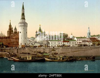 Foto aus dem 19th. Jahrhundert des Moskauer Kremls mit dem Spasskaya-Turm (Hintergrund), dem Vodovzvodnaya-Turm im Vordergrund und der Basilius-Kathedrale. Russisches Reich. Stockfoto