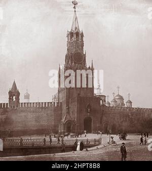 Vintage-Foto des Spasskaya-Turms im Moskauer Kreml (mit Kapellen des „Großen Rats-Engels“ und der „Großen Rats-Offenbarung“). Russisches Reich. 1905 Stockfoto